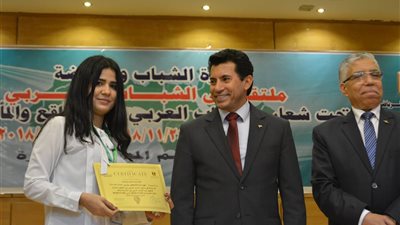 وزير الرياضة يكرم مجموعة من المشاركين بحفل ختام ملتقى الشباب العربى 
