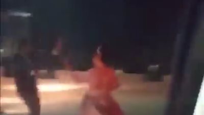دي قلبها جامد ياعم.. عروسة تعطل المرور لهذا السبب!