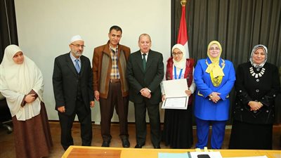 تنفيذي كفرالشيخ يكرم الطالبة الفائزة بالمركز الثاني على العالم في 
