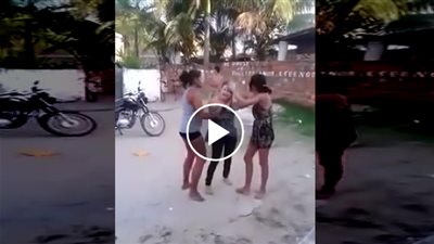هبل النسوان.. لحظة اعتداء فتاتين على أخرى وقص شعرها
