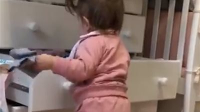 كل بيت موجود فيه كائن مدمر.. تصرف طفلة في غرفتها يشعل السوشيال ميديا 