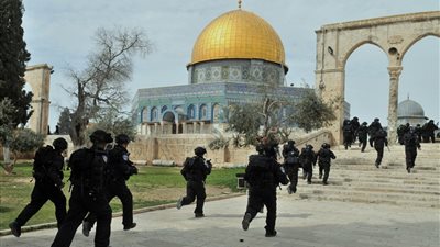 تحت حراسة قوات الاحتلال .. مستوطنون يقتحمون المسجد الأقصى 