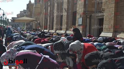 صور .. أداء صلاة الجمعة في مسجد الإمام الحسين 