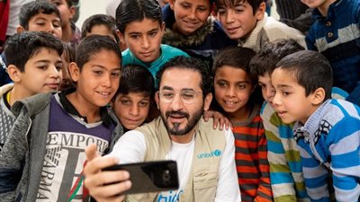 أحمد حلمي في مخيم الزعتري .. ضحك ولعب وجد