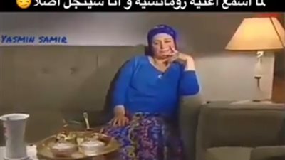 شاهد.. شكل البنات السنجل لما تسمع رومانسي !