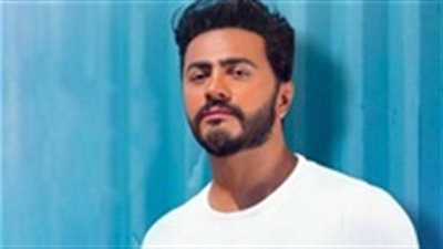 شاهد| تامر حسني يحتفل ببدأ تصوير فيلم نصب تذكاري مع فريق العمل 