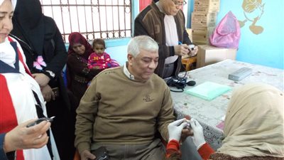 صور.. رئيس مدينة دسوق يشارك في حملة فيروس سي