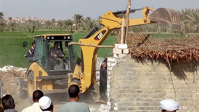 صور.. حملات إزالات مكبرة لإزالة التعديات على الأراضي الزراعية بطامية في الفيوم