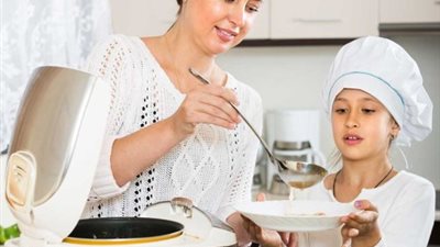 نتائج مذهلة .. دخليهم المطبخ واجعليهم يشاركون في صناعة الأكل