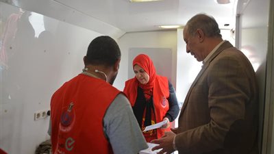 محافظ البحر الأحمر يتفقد سيارات المسح الخاصة بمبادرة 100 مليون صحة