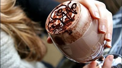 طريقة عمل الهوت شوكلت والقهوة بالشكولاتة بسهولة.. دلعي نفسك