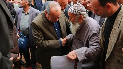 محافظ كفر الشيخ يلتقي أهالي فوه ويستمع لمقترحاتهم