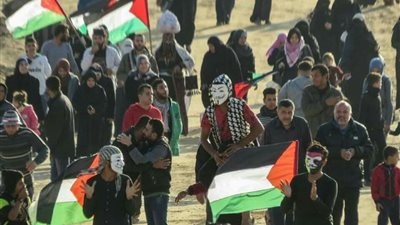 صور| توافد الآلاف من الفلسطينيين للمشاركة في المسير البحري 