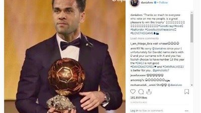 صورة.. داني ألفيس يسخر من فرانس فوتبول والكرة الذهبية