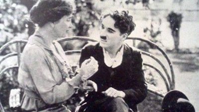 حكاية صورة.. شارلي شابلن وهو يتعلم الأبجدية الإشارية مع الأديبة العالمية هيلين كيلر