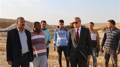 صور.. عبد الحميد الهجان يجري جولة تفقدية بمدينة قنا الجديدة