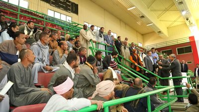محافظ قنا يلتقي منتفعي الري الجوفي لتوزيع أراضي المراشدة