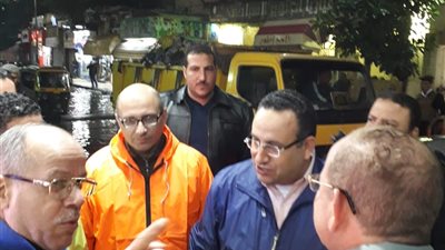 محافظ الإسكندرية يتفقد شوارع الثغر لمتابعة كسح المياه خلال النوة الحالية