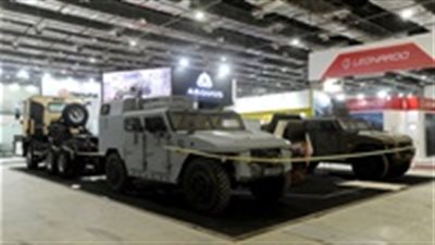 آل نهيان برفقة العصار في جولة تفقدية بمعرض إيديكس 