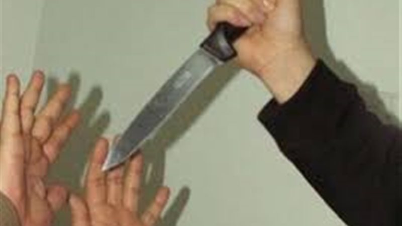 شاب يطعن صديقه