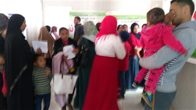 صور.. الكشف وعلاج 888 مواطنا في قافلة قرية أولاد عبد الله بالوادي الجديد