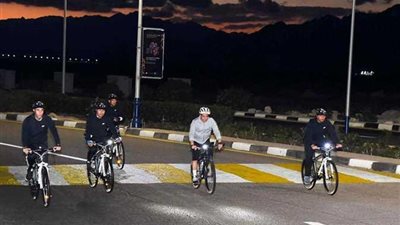 صور| قبل انطلاق المنتدى الأفريقي.. جولة تفقدية للسيسي بالدراجة في شرم الشيخ