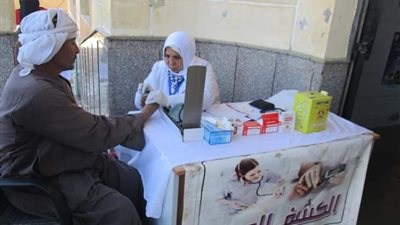 صور.. الكشف على 631 مريض بالقافلة الطبية بقرية الحيبة ببنى سويف
