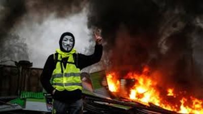 سحابة من الغازات المسيلة للدموع فى فرنسا وأصحاب السترات الصفراء يرفضون التراجع 