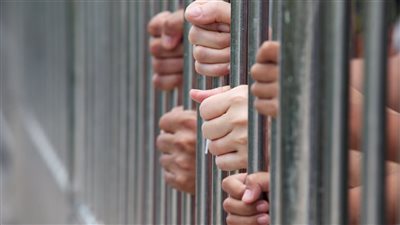 حبس حلاق المنصورة أربعة أيام لتعديه على ابنة زوجته جنسيا وإصابتها بكسور