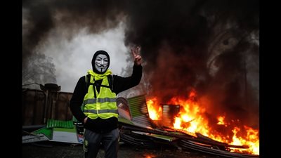 إحدى عناصر السترات الصفراء في حوار ناري مع بوابة المواطن: رحيل ماكرون هدفنا