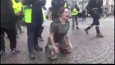 أحبيبتي يا فرنسا.. امرأة فرنسية تخلع ملابسها خوفا على بلادها 