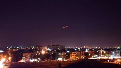 الدفاعات الجوية السورية تتصدى لأهداف معادية بمحيط مطار دمشق 