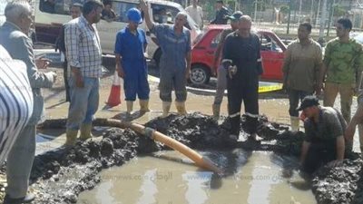   ماسورة مياه تتسبب فى توقف حركة المرور بميدان هشام بركات 