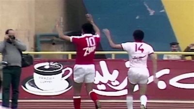 قصة صورة.. الخطيب يمنع جماهير الأهلي من سب حسن شحاتة     