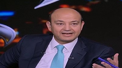 عمرو أديب يتبرع بألف بطانية على الهواء