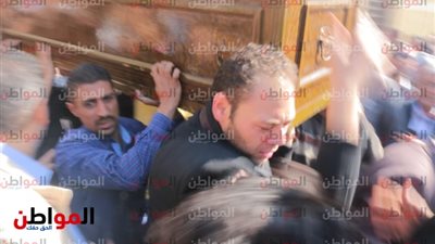 صور .. حزن الفنان محمد علي رزق في جنازة أحمد السيد مدير المسرح الكوميدي