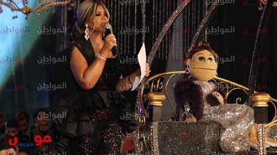 فيديو وصور| أبلة فاهيتا تفتتح عرض أزياء هاني البحيري