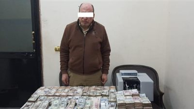 تاجر عملة وملابس على ما تفرج .. ضبط شخص يتاجر بالنقد الأجنبى في كفر الشيخ 