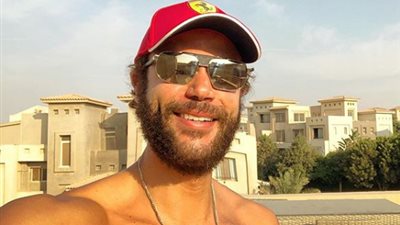 محمد إمام يشوق جمهوره بصورة من فيلم لص بغداد 
