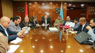 محافظ كفرالشيخ يبحث تطوير وحماية الثروة السمكية والمصائد وأملاك الدولة