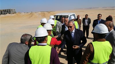 محافظ قنا يتفقد إنشاءات محطة محولات نجع حمادي الجديدة