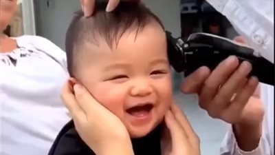 إيه الحلاوة دي.. طفل يحلق شعره لأول مرة.. شاهد رد فعله