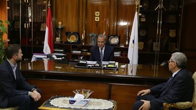 محافظ قنا يستقبل وفد البرنامج الوطني لإدارة المخلفات الصلبة