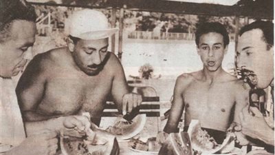 حكاية صورة..ما علاقة البطيخ و النادي الأهلي بالرئيس الراحل السادات ؟