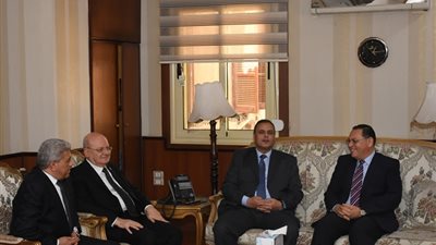 محافظ الشرقية يمنح اللواء عبدالله خليفة مدير الأمن السابق الدرع والأوسكار 