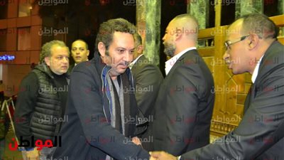 صور| كمال ابو رية و إيهاب فهمي يقدمان العزاء فى محمود القلعاوي بمسجد عمر مكرم
