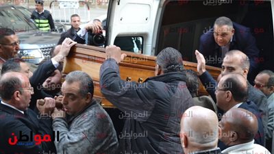 صور| وصول جثمان الكاتب إبراهيم سعدة إلى مسجد عمر مكرم