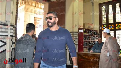 صور .. المطرب خالد سليم يشارك في صلاة الجنازة على إبراهيم سعدة