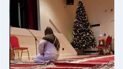 إيه اللي جاب القلعة جنب البحر؟!.. شجرة كريسماس في مسجد تثير نشطاء السوشيال ميديا