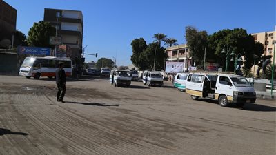 محافظ قنا: تعديل مسارات حركة السيارات بميدان الدولفن